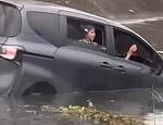 Minutos rindo com uma criança são mantidos em um carro deprimido depois de relutar na estrada e levar para a casa da estrada