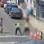 Um piller de faca da polícia de bala na área da rua brilhar depois de ver carbono e sua mão