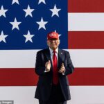 Trump publica 35% parfs em bens canadenses e aumentos de casaco ameaçador em todo o mundo