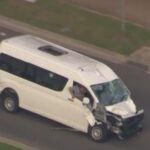 Período selvagem das raízes que se movem por um transportador de barco antes dos pedidos solicitados após os sete carros