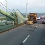Pesquise debaixo d’água em frente a um caminhão atingido com uma barreira a Delaware Kicides e ao rio