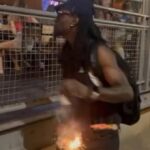 Segurando filmes psicopaciais para lançar incêndios brilhantes em um bar com muitas pessoas que estavam por perto