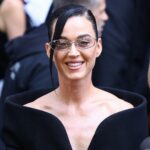 Katy Perry controla o vestido Kuek Butt depois que Orlando Bloom terminou