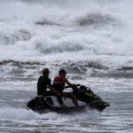 A falta de surfista de Surren foi encontrada, estou vivo na ilha após o suor ao mar