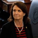 Senadora Angela Petron, AG Ken Paxton Divorce em "Um livro grátis"