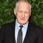 Michael Mann para aceitar a recompensa de madeira na 17ª edição do festival Luclee’s Luclee’s Festival