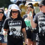 ‘É um momento tradicional’: os fãs do Oasis fazem fila o dia todo para a casa de Manchester